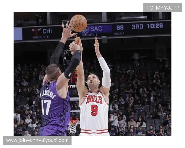 快攻中怀特接球上篮完成关键得分